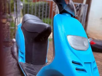 stylischer-piaggio-tph-50-glitzerlack-fahrt-sauber