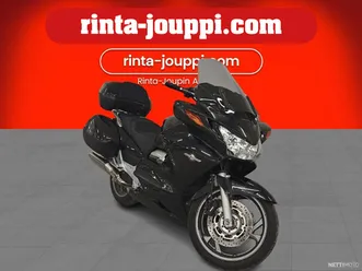 huoltokirja-hyvat-renkaat-sahkosaatoinen-puigin-pleksi-kahvalammittimet-takalaukku-ja