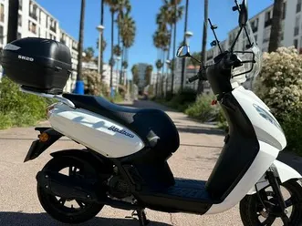 scooter-peugeot-kisbee-2025-avec-sa-visiere-son-top-case-et-support-quadlock