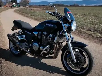 yamaha-xjr-1300-mit-akra-und-topham-kit