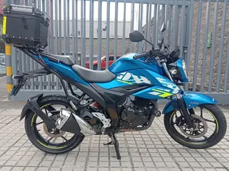 gixxer-150-fi-abs-azul-modelo-2023-con-maletero-trasero