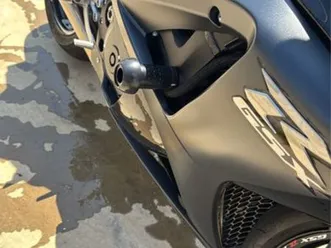 suzuki-gsxr-1000-carcavelos-e-parede