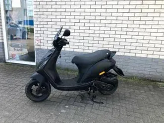 dikke-piaggio-zip-sp-45km-brom-mat-black-bj2016-8000km-scooters-piaggio-marktplaats