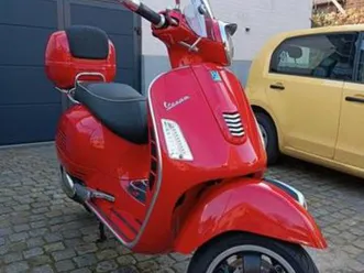 vespa-gts300-prijs-verlaagd-veel-accessoires-motoren-piaggio-marktplaats