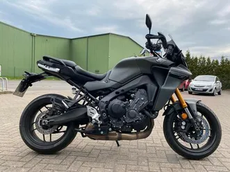 yamaha-tracer-9-gt-koffer-aus-1-hand