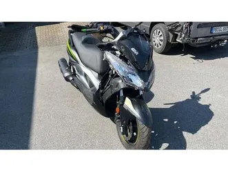 unfall-roller-kawasaki-j300-leicht-beschadigt