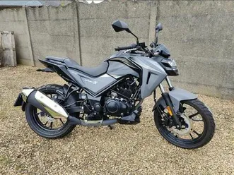 ② moto sym à vendre comme neuf.