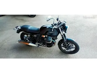 moto-guzzi-v7-black
