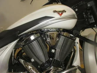 2016-victory-motorcycles-r-magnum-r-suede-pearl-white-with-black-silver