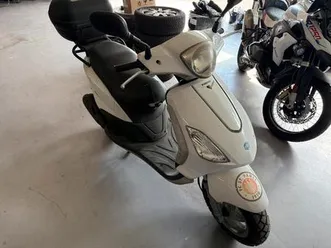 motorrad-motorroller-piaggio-fly-50-4takter