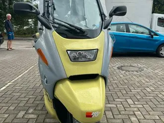 bmw-c1-roller-fahren-ohne-helm-mit-grossen-koffer