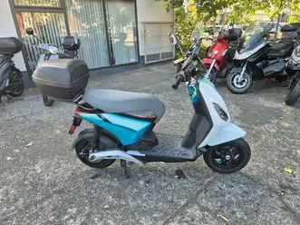 piaggio one active+ elektroroller mit topcase