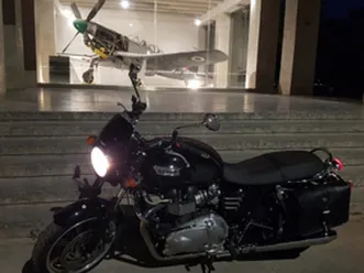 triumph bonneville 900 special edition