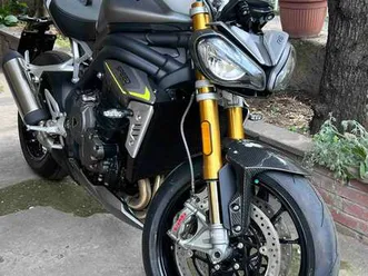 triumph speed triple 1200 rs grigio
