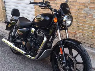 royal enfield meteor 350 compresa di molti accessori e lavori di sicurezza. nero