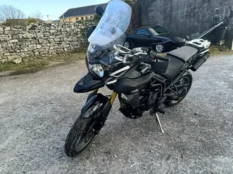 triumph tiger 800.
