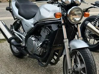 superbe moto kawasaki 500/er5 avec top case 32300 km à saisir