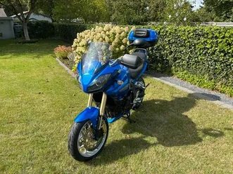 ② triumph tiger 1050 met vele accessoires