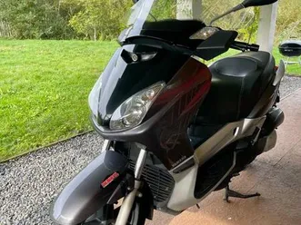 ② yamaha x-max 250