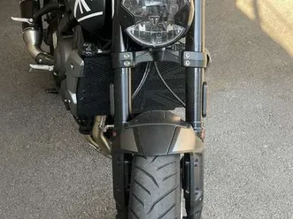 triumph trident 660 sportauspuff, lenkerendspiegel, gebäckträger