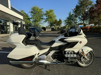 2018 honda gold wing tour - pearl white - with travel trailer