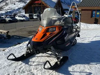 vend motoneige avec traîneau