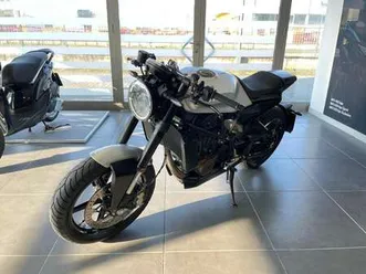 husqvarna vitpilen 701, ottime condizioni, 12 mesi di garanzia grigio