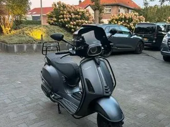 in zéér nette staat: vespa sprint s 80cc ‘22 — scooters | vespa — marktplaats