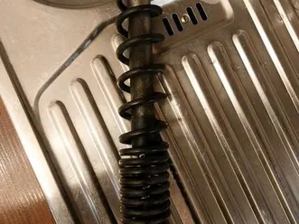 hinterer stoßdämpfer einer vespa lx 50 aus 2004