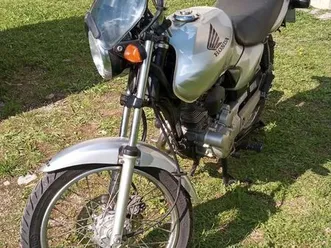 moto honda 125cm2 très peu servie