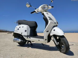 scooter tipo vespa 70 cc 2 tempos de 2016 única super econômica c nova só 17mil kms vend troc