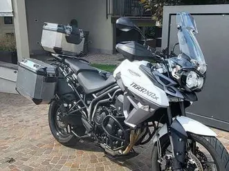 triumph tiger 800 xrx bianco