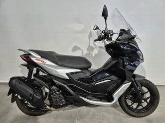 aprilia sr gt 200 grijs