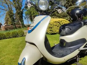 sym allo - met helm en slot — scooters | sym — marktplaats