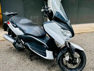 scooter maxi gt x-max blanc et noir (2012)