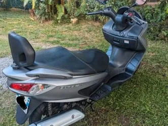scooter burgman 125■année :2019■km: 20000■véhicule en très bon état de marche 3200 à débattre