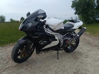 aprilia 1000 rsv