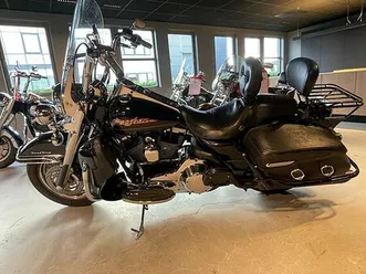 harley-davidson road king påkostet med div utstyr.