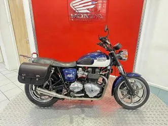 triumph bonneville 900