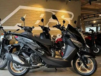 ② gts attitude 125 cc scooter *nieuw*