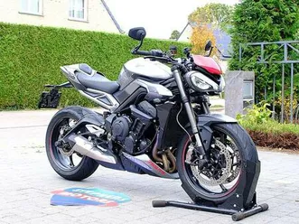 ② triumph street triple rs