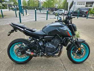 yamaha mt-07 a2 – gris nardo / jantes bleu cyan – ligne racing akrapovic ?
