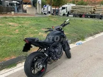 yamaha mt07 2024, akra, écran tft, en parfait état