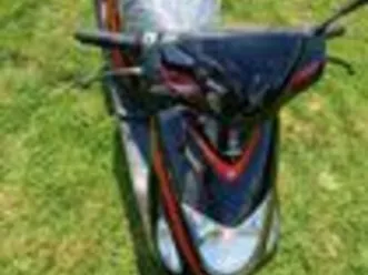 a vendre scooter reno 50 cc noir/rouge année octobre 2020