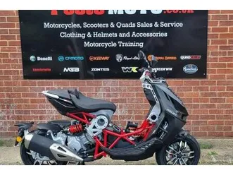 italjet dragster 125 cc naked sports automatic scooter was £4999 now £3499