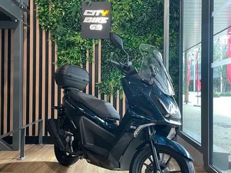 scooter kymco skytown 125 / my25 / neuf / loa / garantie constructeur 5 ans + assistance 2ans / top case / pare-brise