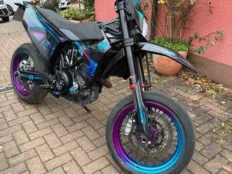 husqvarna 701 supermoto in pink/blau bj. 2025