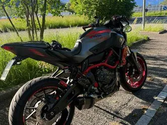 yamaha mt-07 moto cage grigio