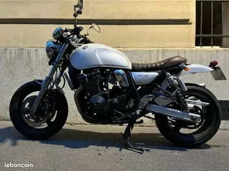 très belle moto café racer suzuki