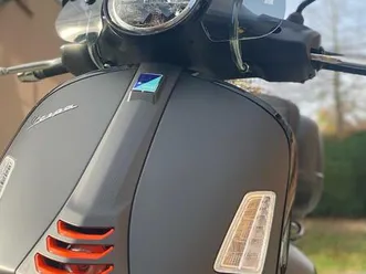② vespa gts 125 super sport 04/2024 incl topkoffer en 2 helmen